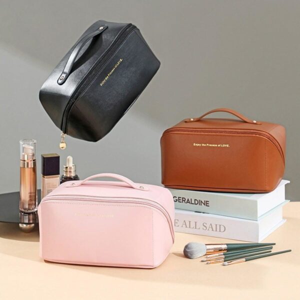 NEW MAKE-UP BAG